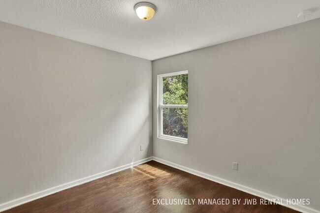 Building Photo - 1229 Pangola Dr