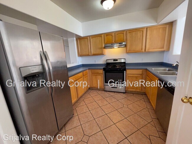 3 br, 2 bath House - 553 W. Mossman Rd - 4