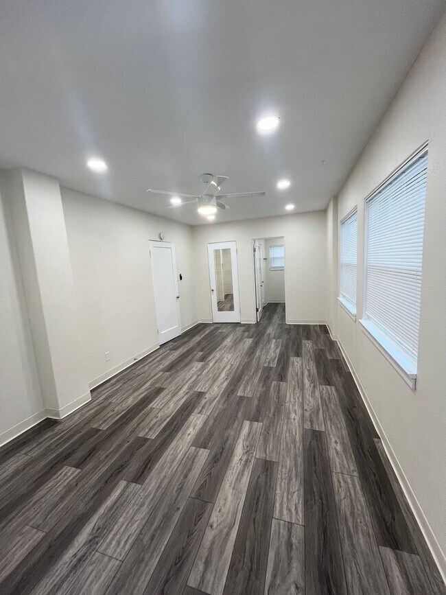 Foto del edificio - GREAT LOCATION IN SOUTH PARK! 1BD/1BA UPST...