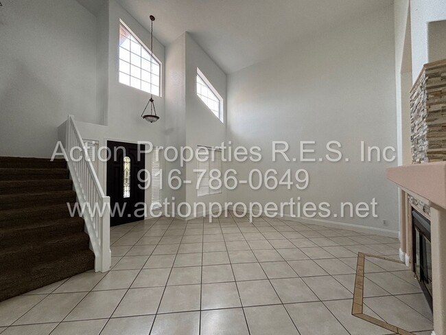 Foto del edificio - Spacious 4 Bed, 2.5 Bath + Office - Tesla ...