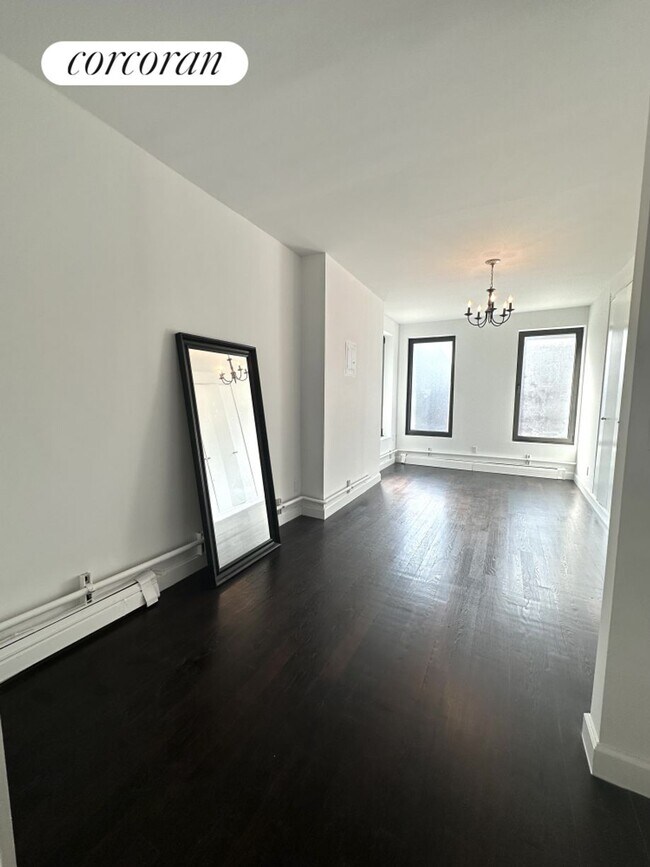 Foto del edificio - 359 W 53rd St