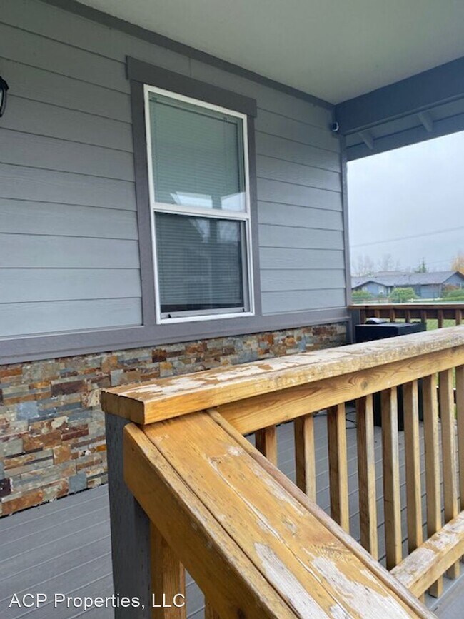 Building Photo - 3 br, 2 bath House - 110 W. 3rd St. #B
