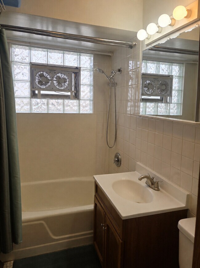 Foto del edificio - 6910 N Rosemary Ln