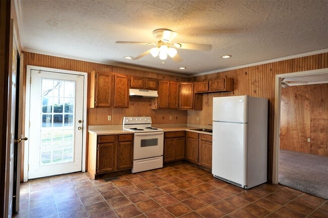 Foto del edificio - 4 Bed 2 Bath Home in Martin, TN *Remodeled* Fresh Paint & Flooring!