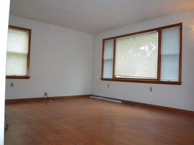 Building Photo - 124 Oak Dr
