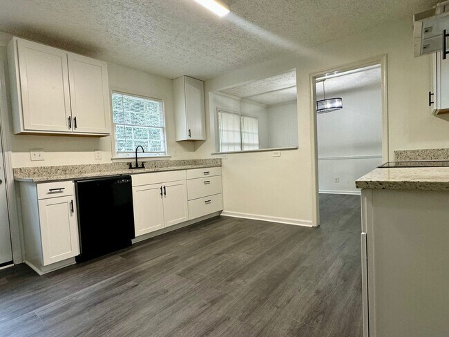 Building Photo - 4070 Falcon Dr