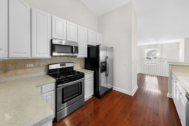 Building Photo - North Naperville Second Floor Two Bedroom Condo