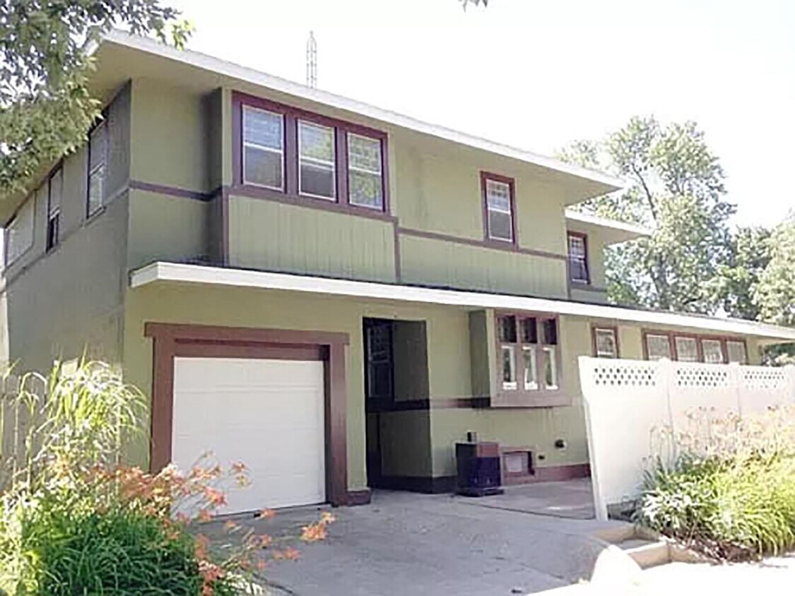 Primary Photo - 1092 Woodward Ave