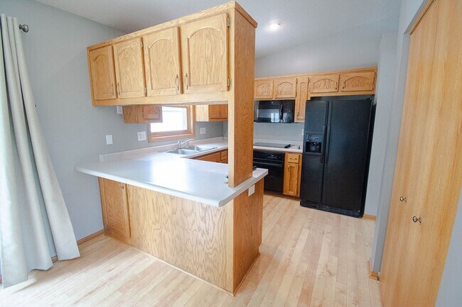 Foto del edificio - Pet friendly Country Club Manor home with fenced yard!
