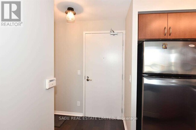 Photo du bâtiment - 2230 Lake Shore Blvd W