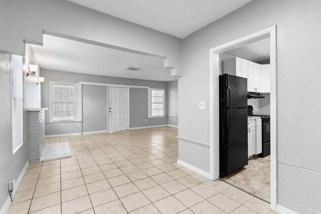 Building Photo - Spacious 3bdrm/1bath House $1995.00 ** Fenced yard **
