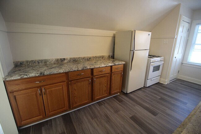 Building Photo - Welcome Home to this Sunny Upper Unit 1 Bd...