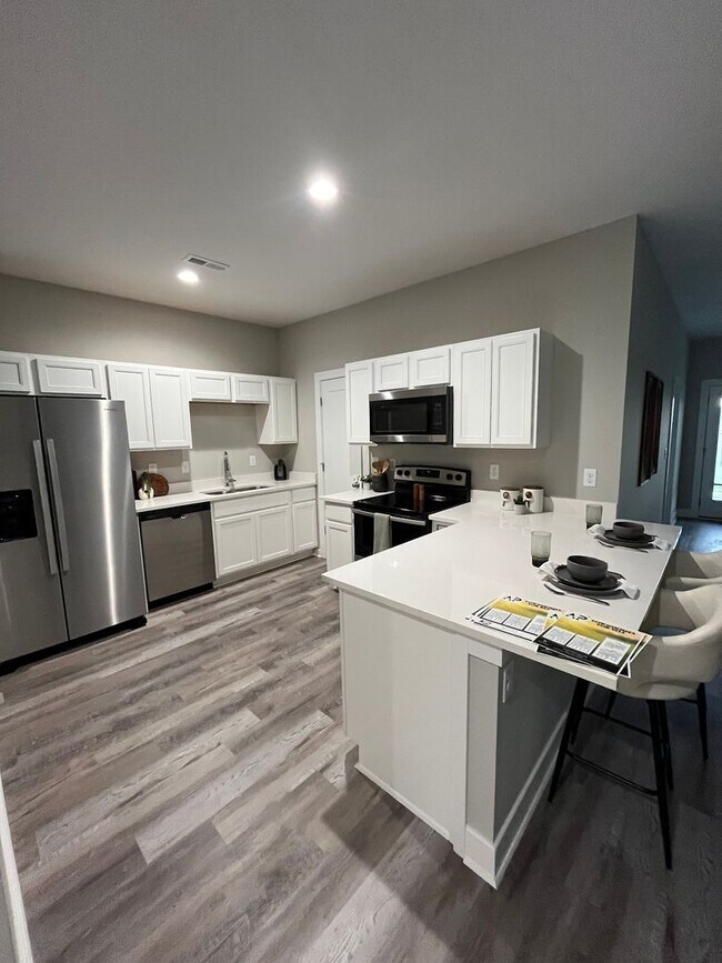 Building Photo - 16271/73 Ike Ct