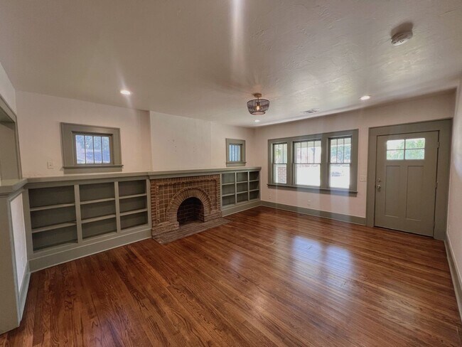 Building Photo - Contemporary Gem near Paseo Arts District