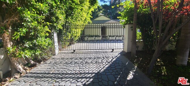 Foto del edificio - 1258-1258 Coldwater Canyon Dr