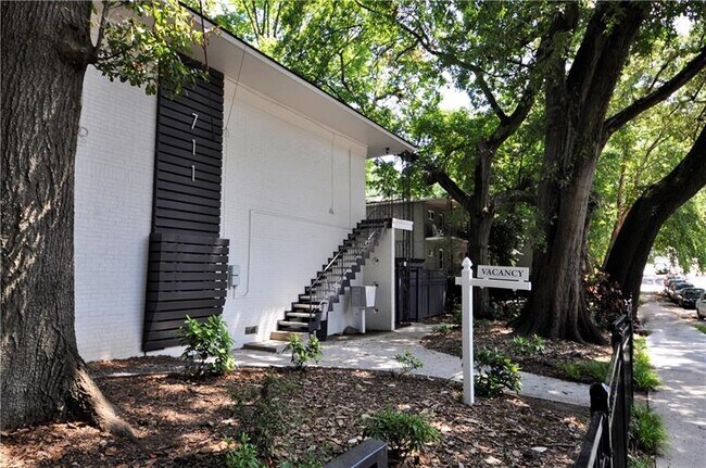 Foto del edificio - 711 Argonne Ave NE