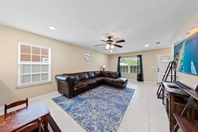 Foto del edificio - Spacious townhome in IDEAL location!!!