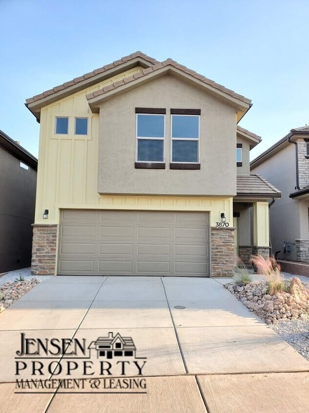 Foto principal - 4 Bedroom Home in Desert Bluffs