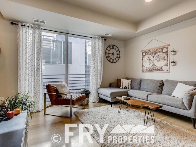 Foto del edificio - New Condo in South Sloan's Lake