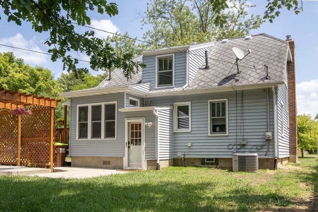 Building Photo - 2562 Torrey Ave