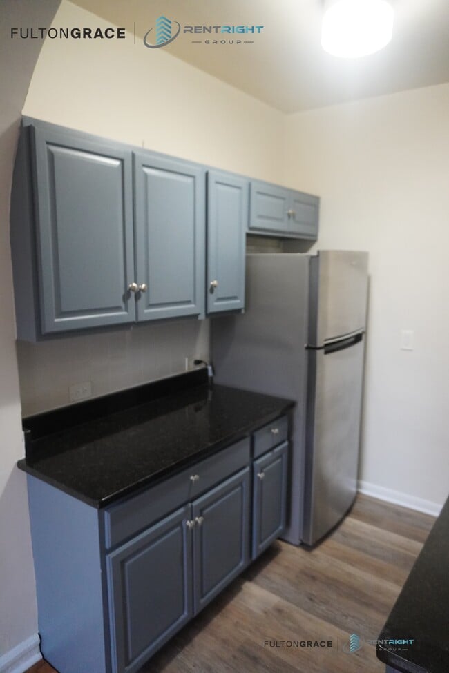 Building Photo - 426 W Briar Pl
