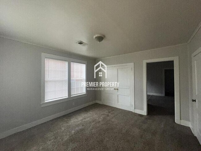 Building Photo - 3467 Douglas - FIRST MONTH FREE!!!