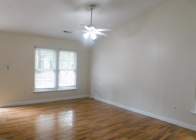 Foto del edificio - 4902 Longford Dr