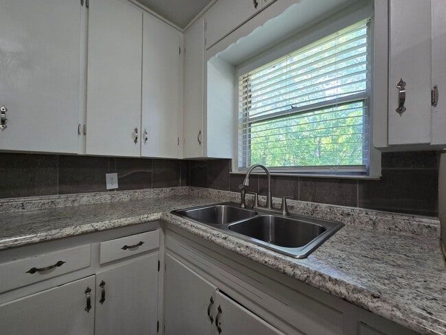 Building Photo - 208 W Anderson Ave