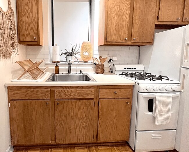 Building Photo - 219 E 94th St