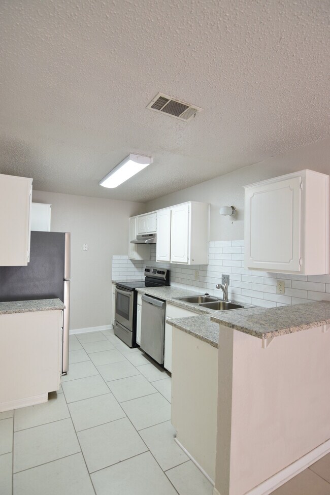 Foto del edificio - 2302 Silverhill Dr