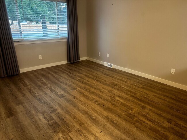 Building Photo - Stunning 3 bedroom AVAILABLE NOW!