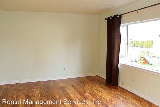 Foto del edificio - 4220-4224 N Commercial Ave