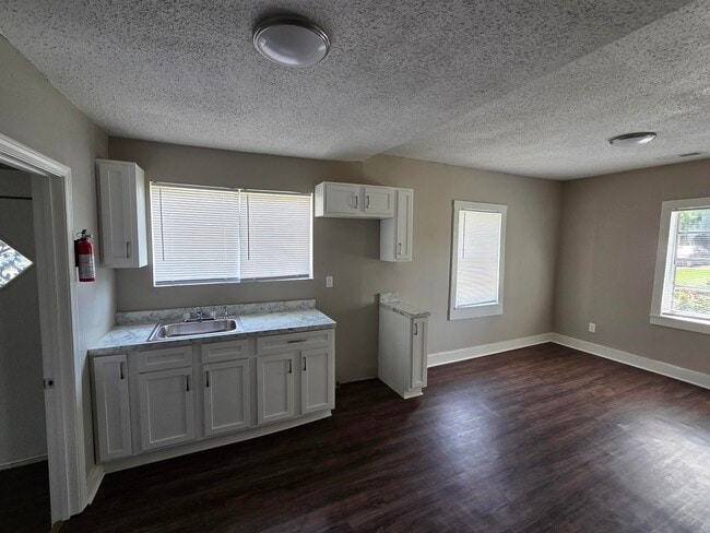 Building Photo - 1558 Tayner St