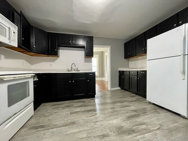 Building Photo - Captivating 3 Bedroom 1 Bathroom Single fa...
