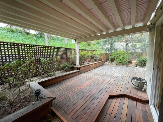 Foto del edificio - End Unit Townhome with Park-Like Atmosphere