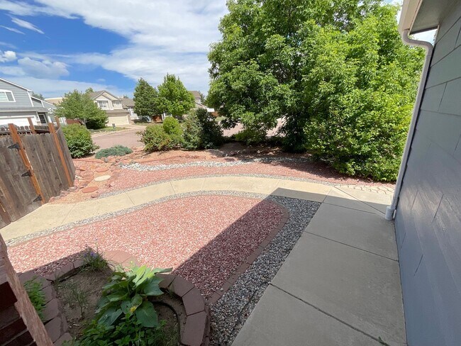Foto del edificio - 4 Bedroom Home Available Near Peterson Rd & Constitution Ave!