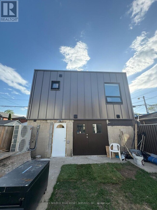 Building Photo - 822 Ossington Ave