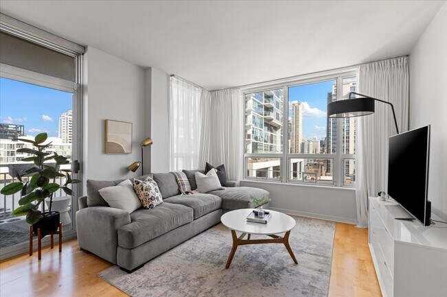 Foto del edificio - 330 W Grand Ave