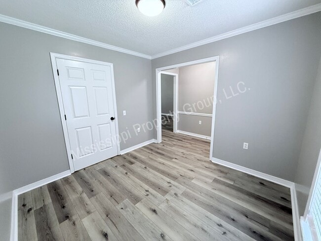 Building Photo - 2112 Harris Dr