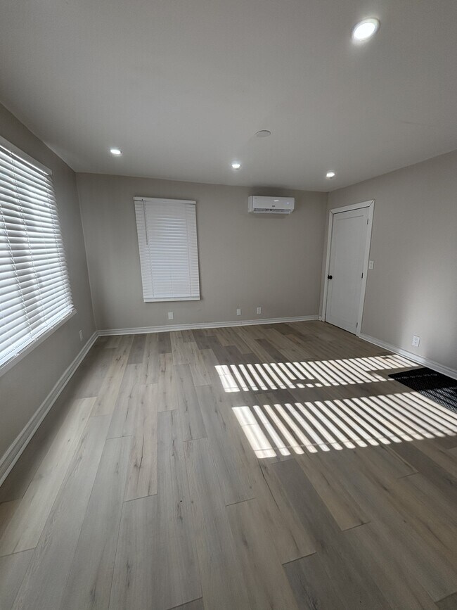 Building Photo - 107 Brock St N