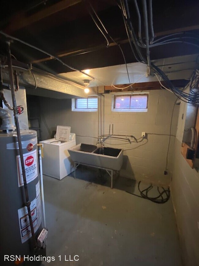 Building Photo - 3 br, 1 bath House - 380 E 264 Th St