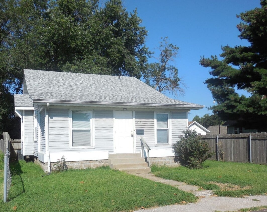 Primary Photo - Two Bedroom Home w/Enclosed Sunroom and Pr...
