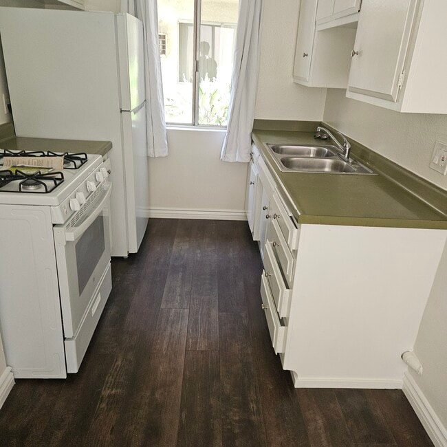 Cocina - 8809 Etiwanda Ave