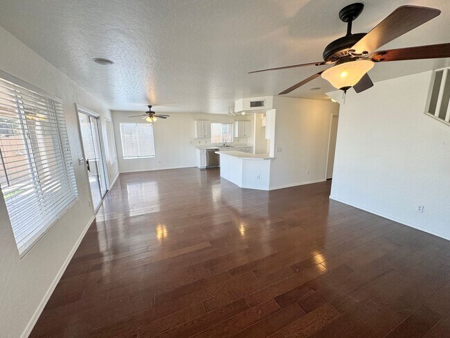 Foto del edificio - 4 Bedroom 3 Bathroom Home in Surprise! Has Loft & Additional Office/Den!