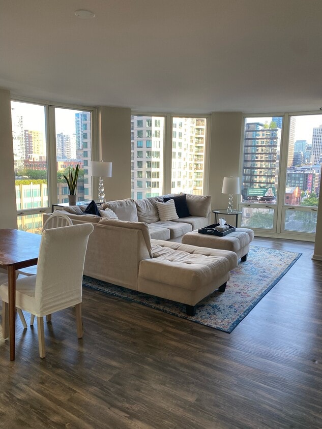 Foto principal - 345 N La Salle Dr