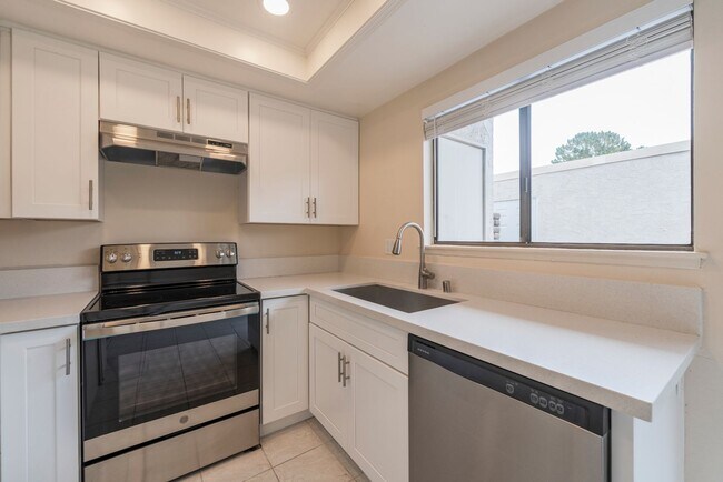 Foto del edificio - RPV Remodeled 2 bed 3 bath townhome in gat...