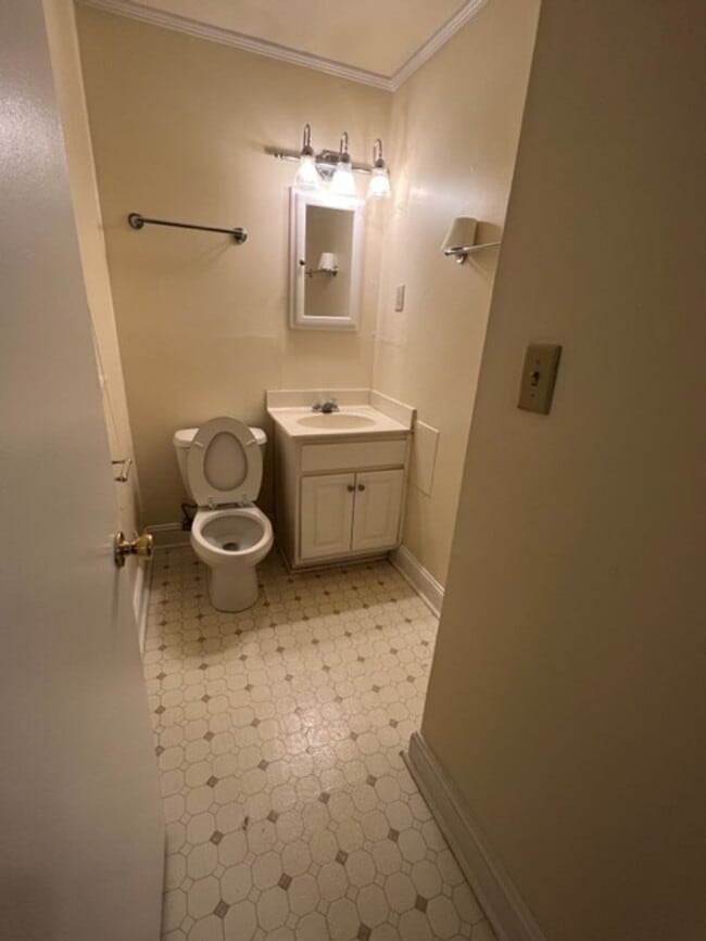 Building Photo - 3 BR, 1.5 BA House