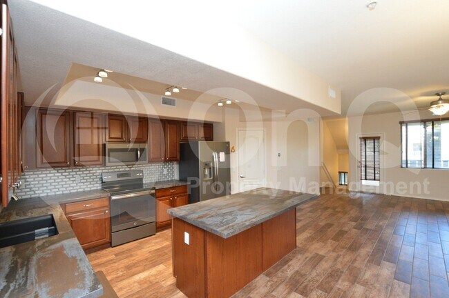 Foto del edificio - 2402 E 5th St