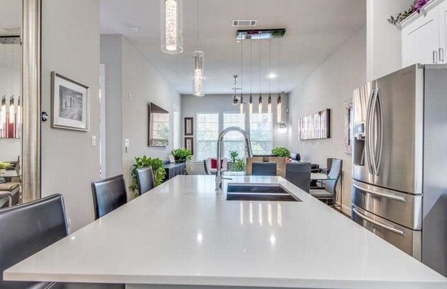 Foto del edificio - 5015 Meridian Ln