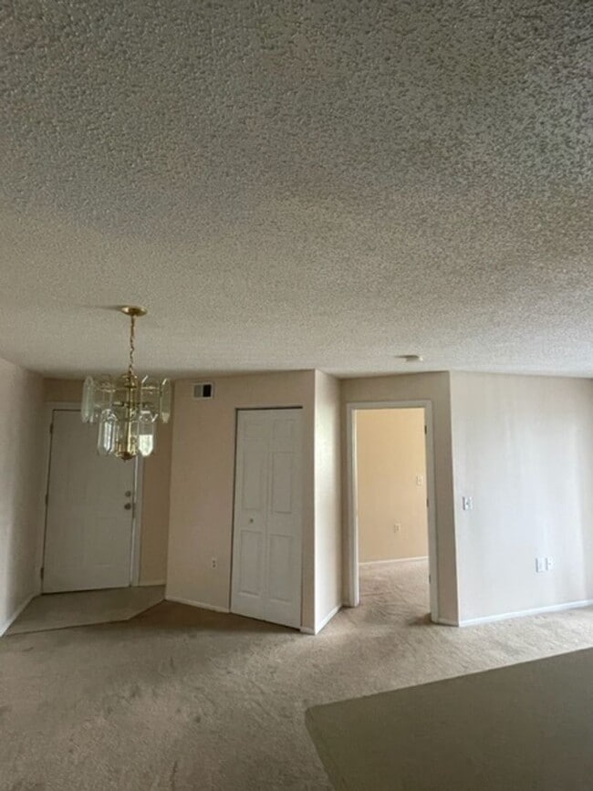 Building Photo - Free Rent for November! 2/2 Condo in Kissi...